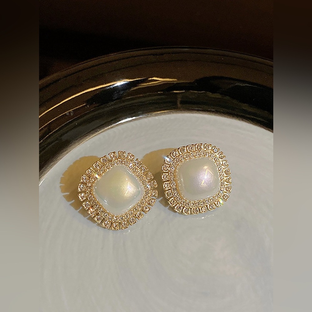 Fehaute Simple Pearl Earrings